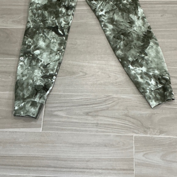 lululemon athletica Green Tie-Dye Leggings - Picture 4 of 16